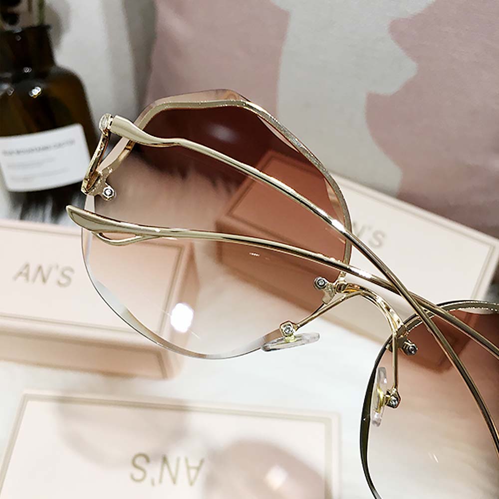 Women's Stylish Vintage Oversized Square Gradient Sunglasses | ZAKAPOP